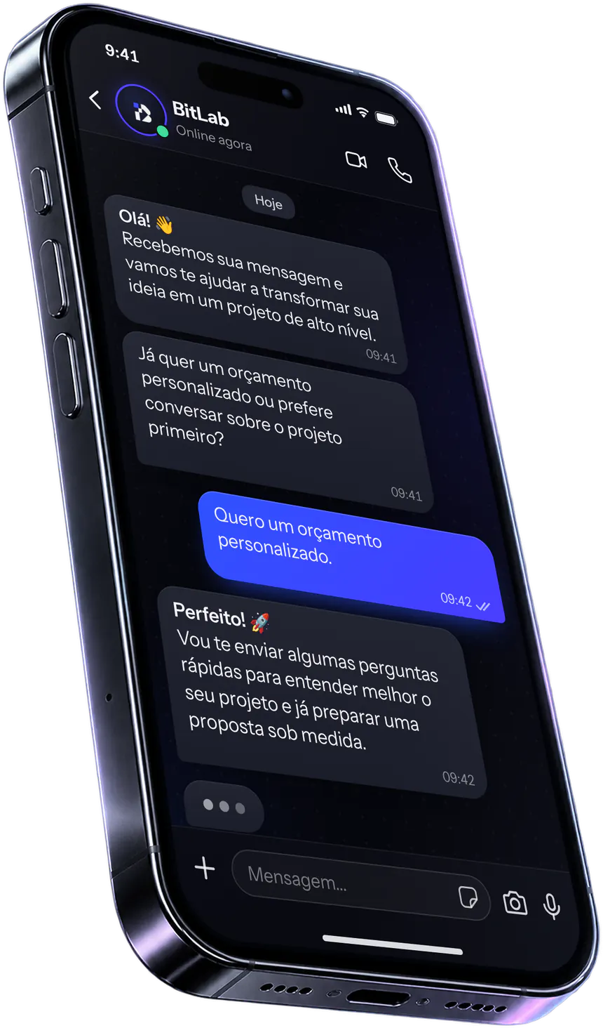 Mockup de iPhone com uma conversa da BitLab no WhatsApp